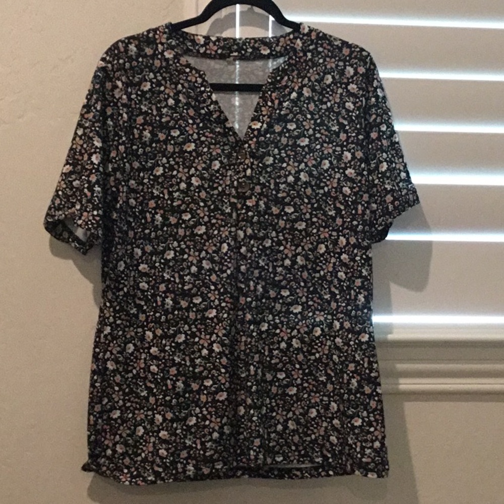 Amazon Black and floral print Buttoned Blouse with Notched Collar, size lg